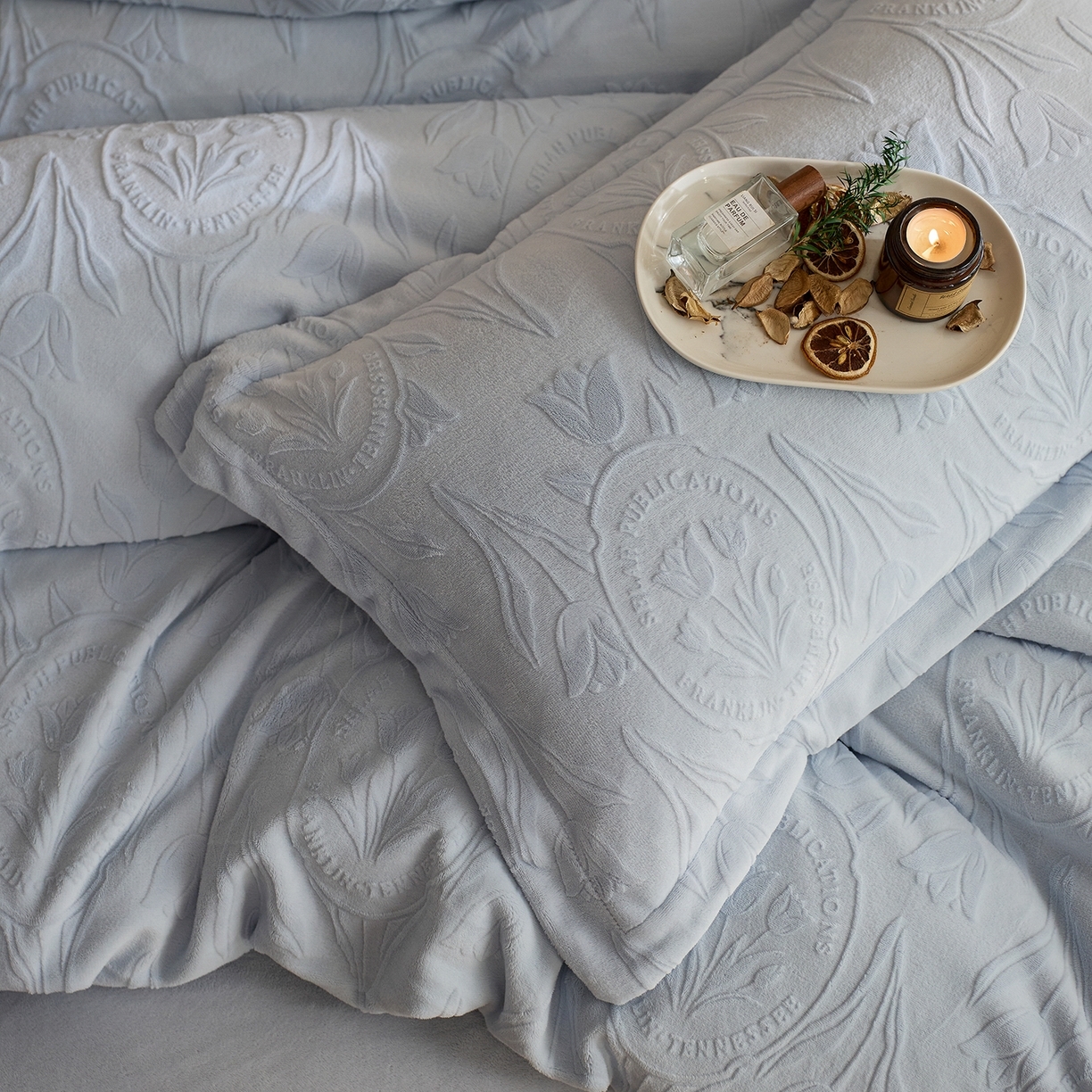 91家纺网 家纺一手货源 找家纺 （总）亿梵家居 2025秋冬新款A类全消光牛奶绒立体5D雕花绒四件套-风格一 （提供买家秀）