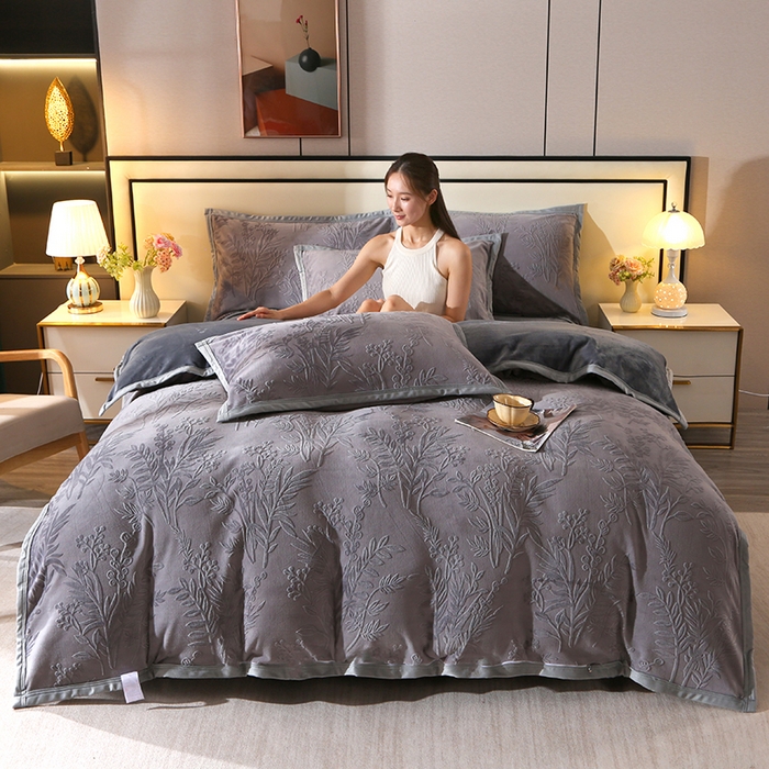 91家纺网 家纺一手货源 找家纺 小叮当家纺仓储工厂店 2025新款高克重8.5斤牛奶绒烂花绒雕花绒四件套 雕花-仙草-灰色