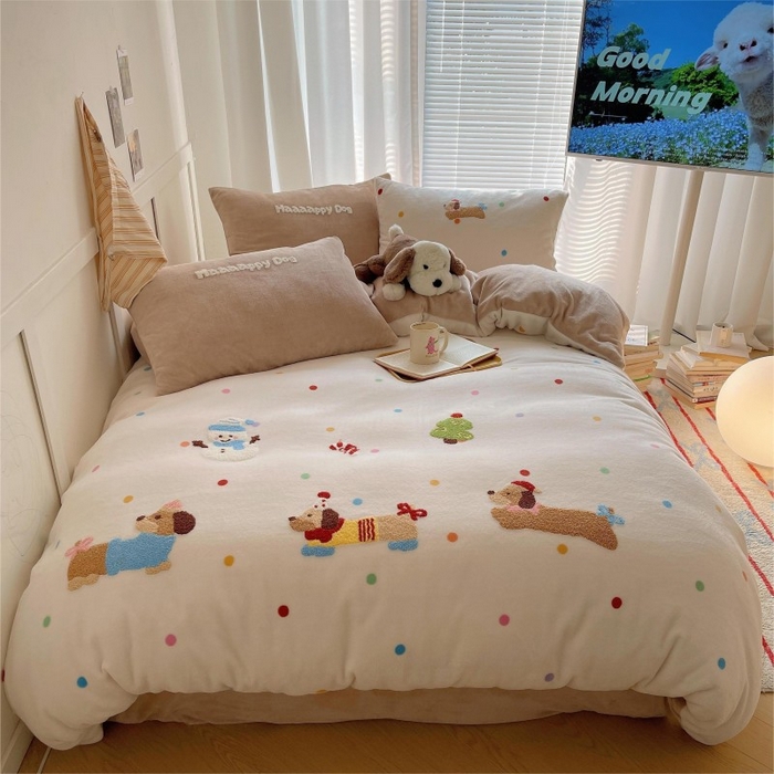 91家纺网 家纺一手货源 找家纺 顾里家纺 2025新款韩系圣诞腊肠狗毛巾绣牛奶绒套件 圣诞腊肠狗