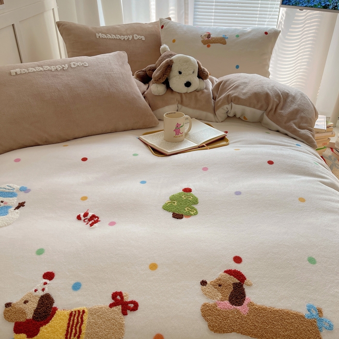 91家纺网 家纺一手货源 找家纺 顾里家纺 2025新款韩系圣诞腊肠狗毛巾绣牛奶绒套件 圣诞腊肠狗