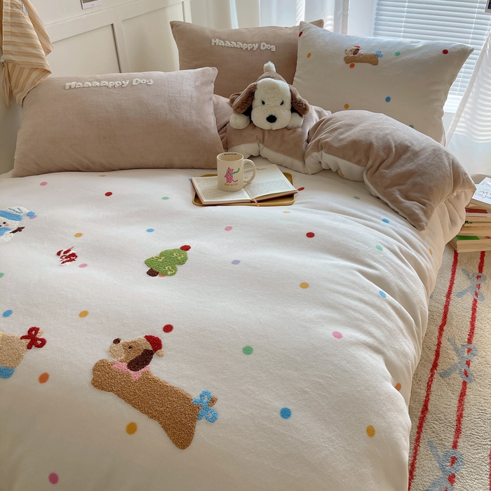 91家纺网 家纺一手货源 找家纺 顾里家纺 2025新款韩系圣诞腊肠狗毛巾绣牛奶绒套件 圣诞腊肠狗