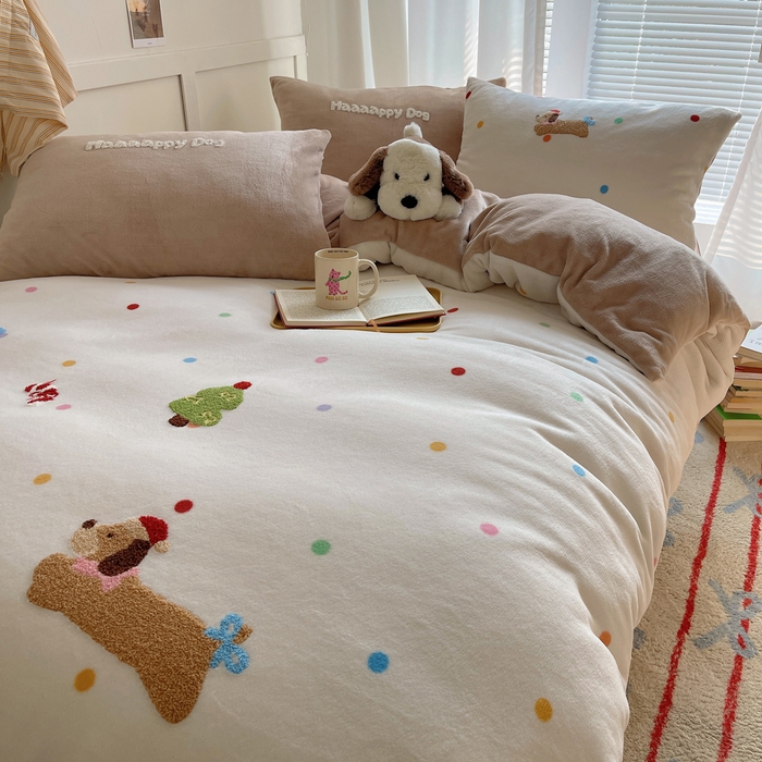 91家纺网 家纺一手货源 找家纺 顾里家纺 2025新款韩系圣诞腊肠狗毛巾绣牛奶绒套件 圣诞腊肠狗