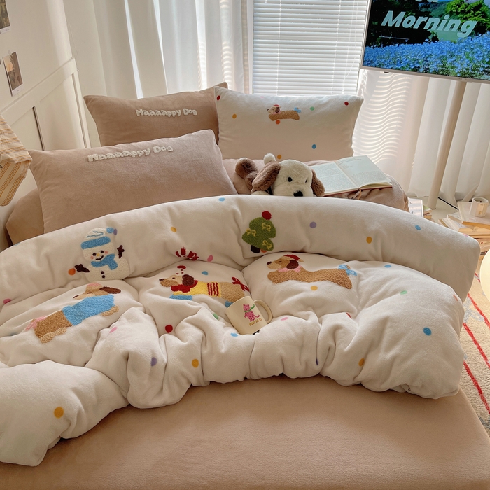 91家纺网 家纺一手货源 找家纺 顾里家纺 2025新款韩系圣诞腊肠狗毛巾绣牛奶绒套件 圣诞腊肠狗