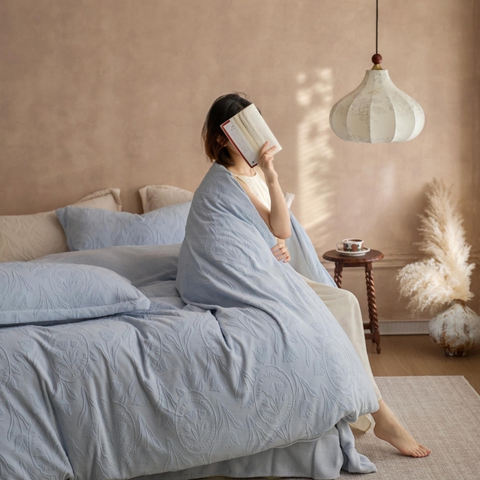 91家纺网 家纺一手货源 找家纺 （总）亿梵家居 2025秋冬新款A类全消光牛奶绒立体5D雕花绒四件套-风格一 （提供买家秀）,爱丽丝-奶油白,琳琅花语-新媚紫,郁金香-樱花粉,郁金香-新媚紫,郁金香-香芋紫,郁金香-天空蓝,郁金香-奶油白,田间梦蝶-原野绿,田间梦蝶-新媚紫,田间梦蝶-天空蓝,田间梦蝶-奶油白,琳琅花语-原野绿,琳琅花语-樱花粉,田间梦蝶-樱花粉,琳琅花语-天空蓝,琳琅花语-奶油白,郁金香-原野绿,爱丽丝-天空蓝,爱丽丝-新媚紫,爱丽丝-樱花粉,安娜花园-白桃粉,安娜花园-奶油白,安娜花园-天空蓝,安娜花园-香芋紫,芭提雅-抹茶绿,芭提雅-奶油白,芭提雅-天空蓝,芭提雅-香芋紫,芭提雅-樱花粉,蝴蝶结-白桃粉,蝴蝶结-奶油白,蝴蝶结-天空蓝,蝴蝶结-新媚紫,花野漫屿-天空蓝,花野漫屿-新媚紫,花野漫屿-樱花粉