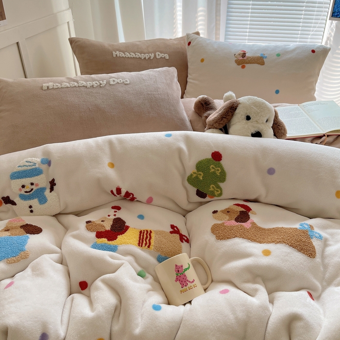 91家纺网 家纺一手货源 找家纺 顾里家纺 2025新款韩系圣诞腊肠狗毛巾绣牛奶绒套件 圣诞腊肠狗