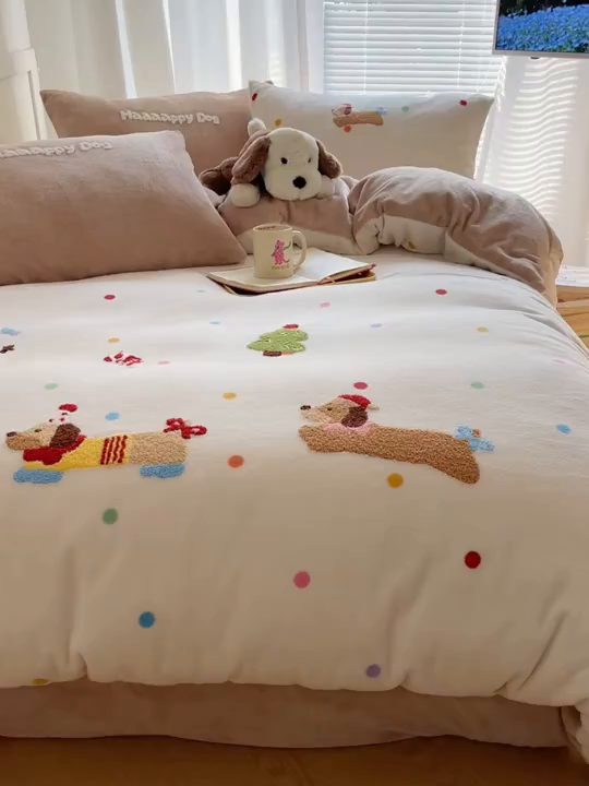 91家纺网 家纺一手货源 找家纺 顾里家纺 2025新款韩系圣诞腊肠狗毛巾绣牛奶绒套件 圣诞腊肠狗