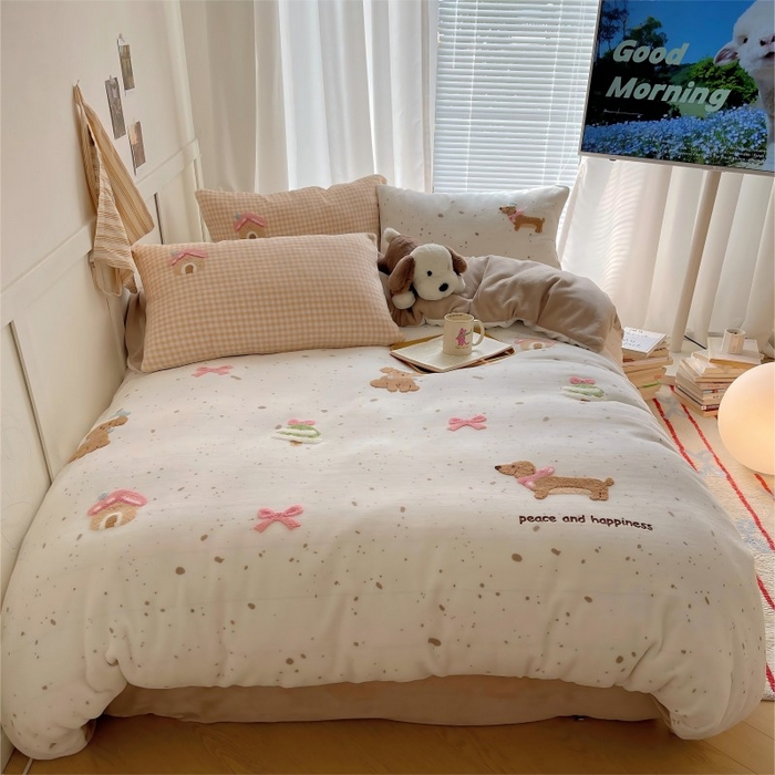 91家纺网 家纺一手货源 找家纺 顾里家纺 2025新款韩系圣诞腊肠狗毛巾绣牛奶绒套件 圣诞狗狗