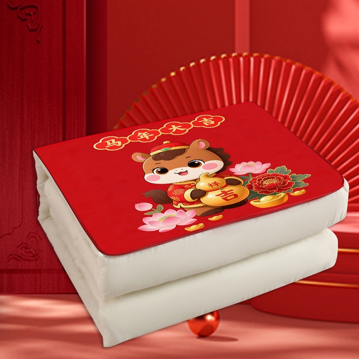 91家纺网 家纺一手货源 找家纺 金纳抱枕被 2026新款 ‘马上暴富’ 新年抱枕被 马年吉祥