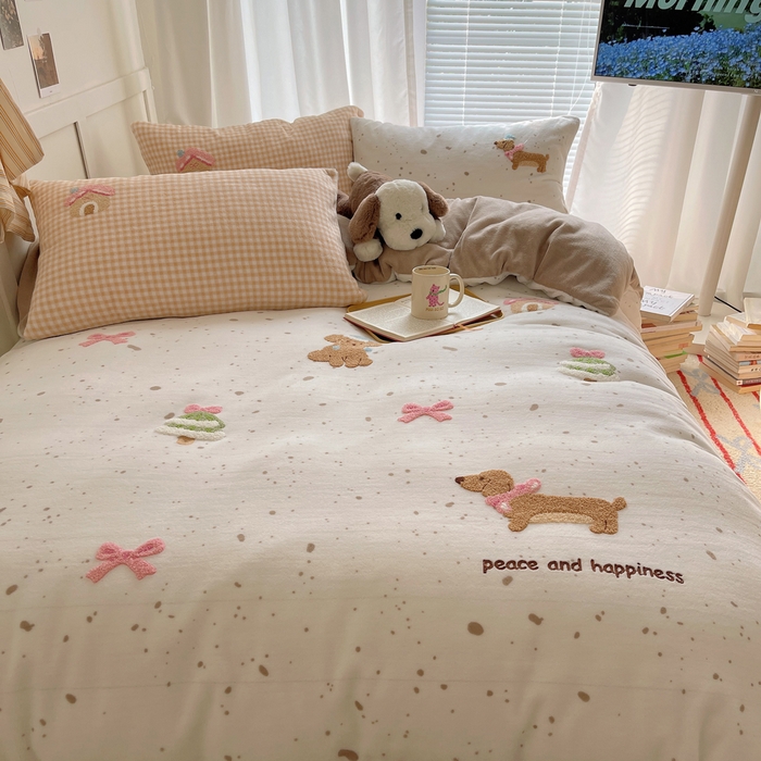 91家纺网 家纺一手货源 找家纺 顾里家纺 2025新款韩系圣诞腊肠狗毛巾绣牛奶绒套件 圣诞狗狗