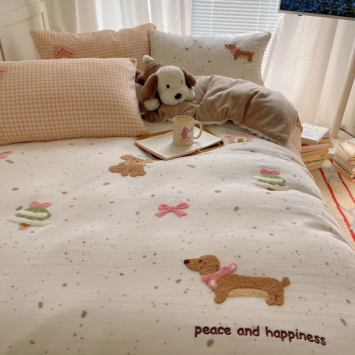 91家纺网 家纺一手货源 找家纺 顾里家纺 2025新款韩系圣诞腊肠狗毛巾绣牛奶绒套件 圣诞狗狗