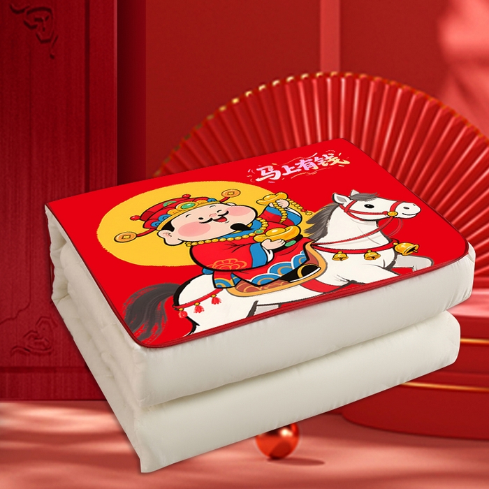 91家纺网 家纺一手货源 找家纺 金纳抱枕被 2026新款 ‘马上暴富’ 新年抱枕被 马上有钱