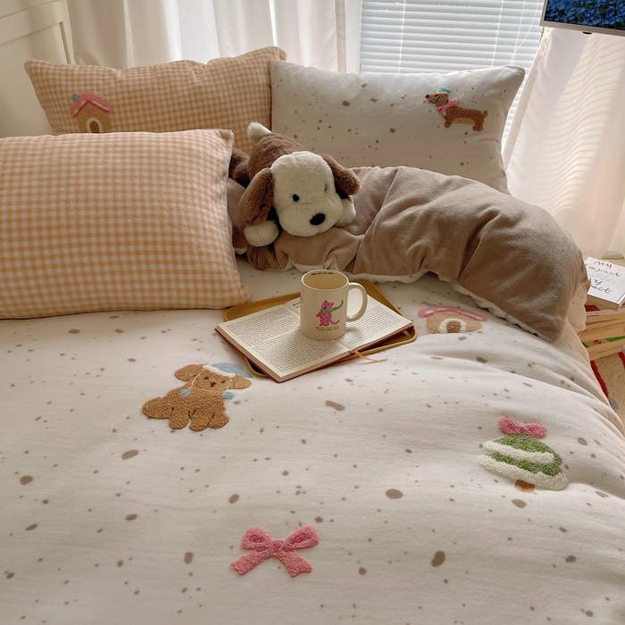 91家纺网 家纺一手货源 找家纺 顾里家纺 2025新款韩系圣诞腊肠狗毛巾绣牛奶绒套件 圣诞狗狗