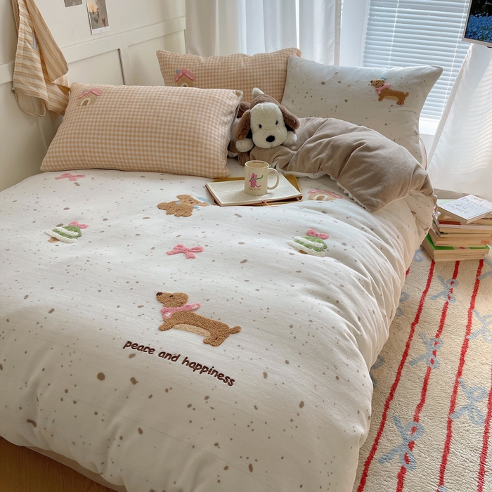 91家纺网 家纺一手货源 找家纺 顾里家纺 2025新款韩系圣诞腊肠狗毛巾绣牛奶绒套件 圣诞狗狗