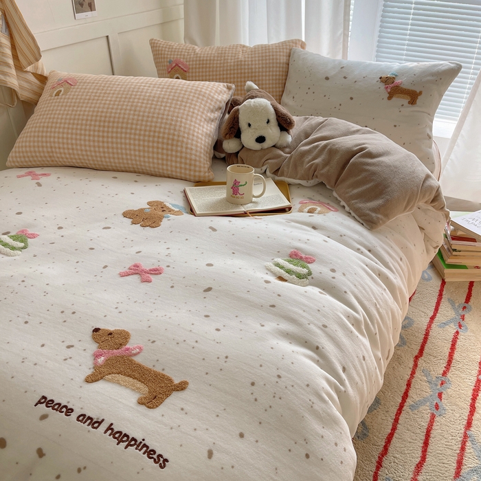 91家纺网 家纺一手货源 找家纺 顾里家纺 2025新款韩系圣诞腊肠狗毛巾绣牛奶绒套件 圣诞狗狗