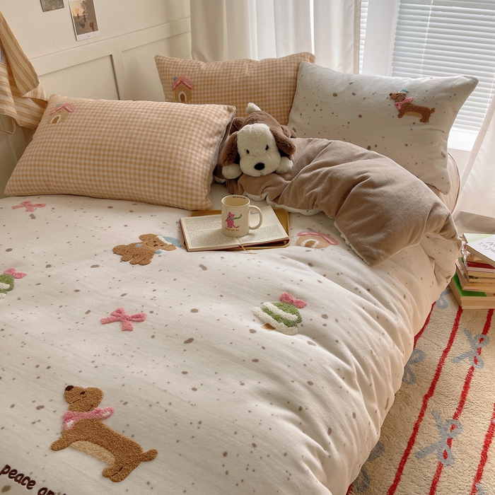 91家纺网 家纺一手货源 找家纺 顾里家纺 2025新款韩系圣诞腊肠狗毛巾绣牛奶绒套件 圣诞狗狗