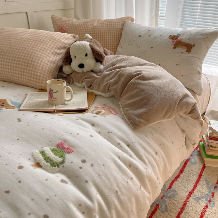 91家纺网 家纺一手货源 找家纺 顾里家纺 2025新款韩系圣诞腊肠狗毛巾绣牛奶绒套件 圣诞狗狗