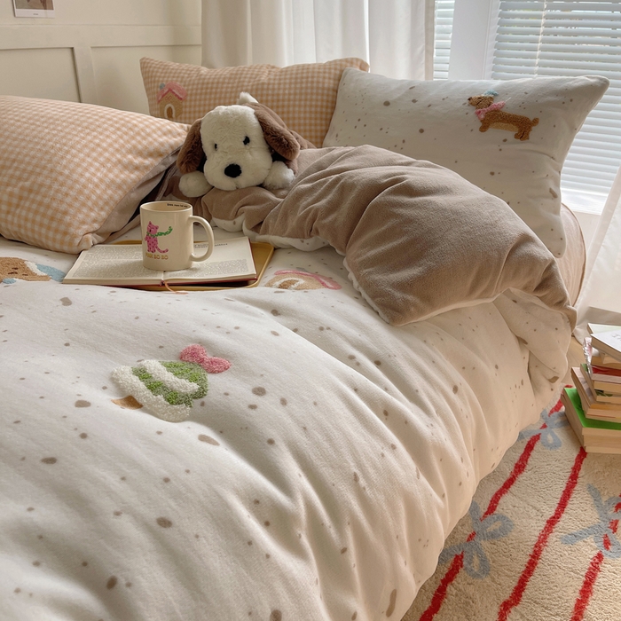 91家纺网 家纺一手货源 找家纺 顾里家纺 2025新款韩系圣诞腊肠狗毛巾绣牛奶绒套件 圣诞狗狗