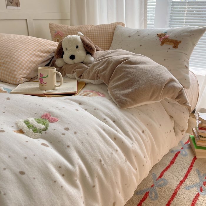 91家纺网 家纺一手货源 找家纺 顾里家纺 2025新款韩系圣诞腊肠狗毛巾绣牛奶绒套件 圣诞狗狗