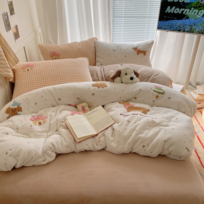 91家纺网 家纺一手货源 找家纺 顾里家纺 2025新款韩系圣诞腊肠狗毛巾绣牛奶绒套件 圣诞狗狗