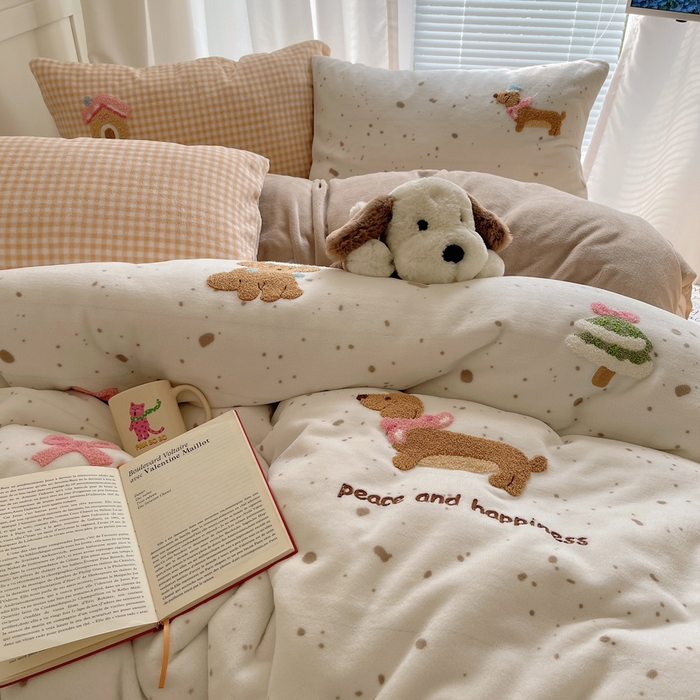 91家纺网 家纺一手货源 找家纺 顾里家纺 2025新款韩系圣诞腊肠狗毛巾绣牛奶绒套件 圣诞狗狗