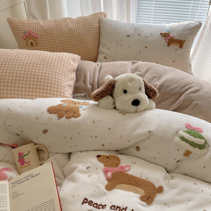 91家纺网 家纺一手货源 找家纺 顾里家纺 2025新款韩系圣诞腊肠狗毛巾绣牛奶绒套件 圣诞狗狗