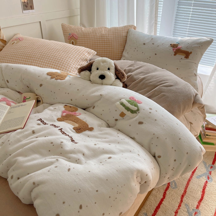 91家纺网 家纺一手货源 找家纺 顾里家纺 2025新款韩系圣诞腊肠狗毛巾绣牛奶绒套件 圣诞狗狗