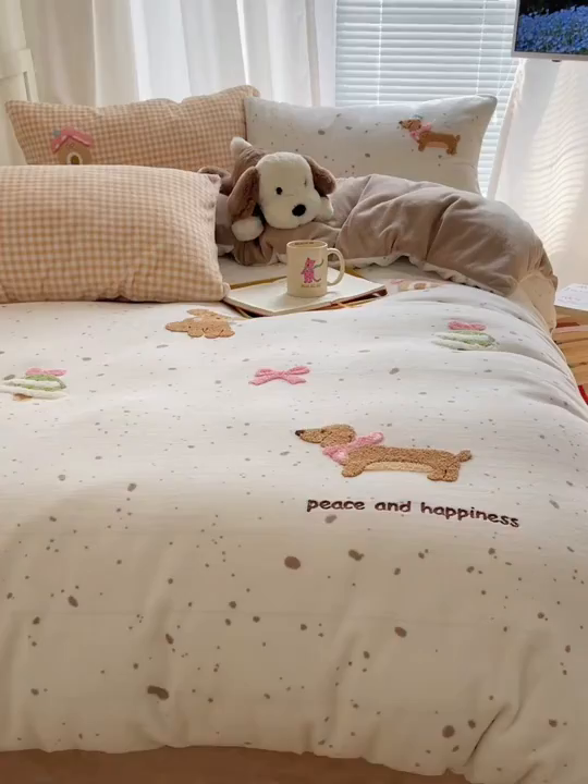 91家纺网 家纺一手货源 找家纺 顾里家纺 2025新款韩系圣诞腊肠狗毛巾绣牛奶绒套件 圣诞狗狗