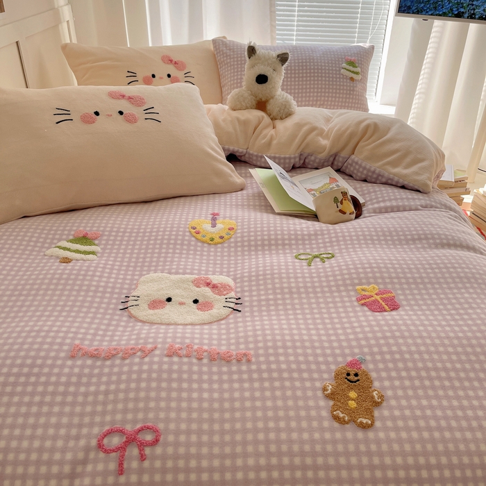 91家纺网 家纺一手货源 找家纺 顾里家纺 2025新款韩系圣诞腊肠狗毛巾绣牛奶绒套件 紫圣诞猫