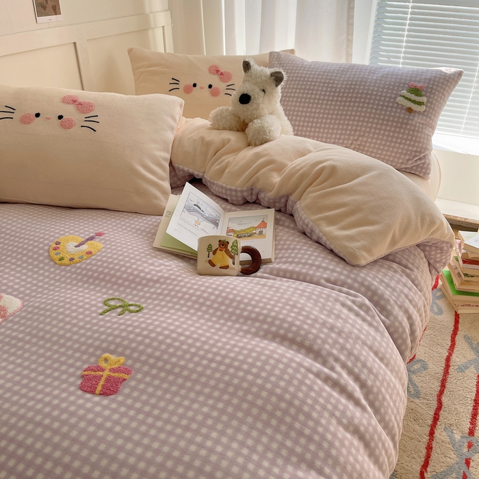 91家纺网 家纺一手货源 找家纺 顾里家纺 2025新款韩系圣诞腊肠狗毛巾绣牛奶绒套件 紫圣诞猫