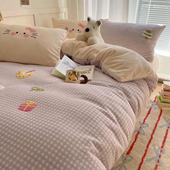 91家纺网 家纺一手货源 找家纺 顾里家纺 2025新款韩系圣诞腊肠狗毛巾绣牛奶绒套件 紫圣诞猫