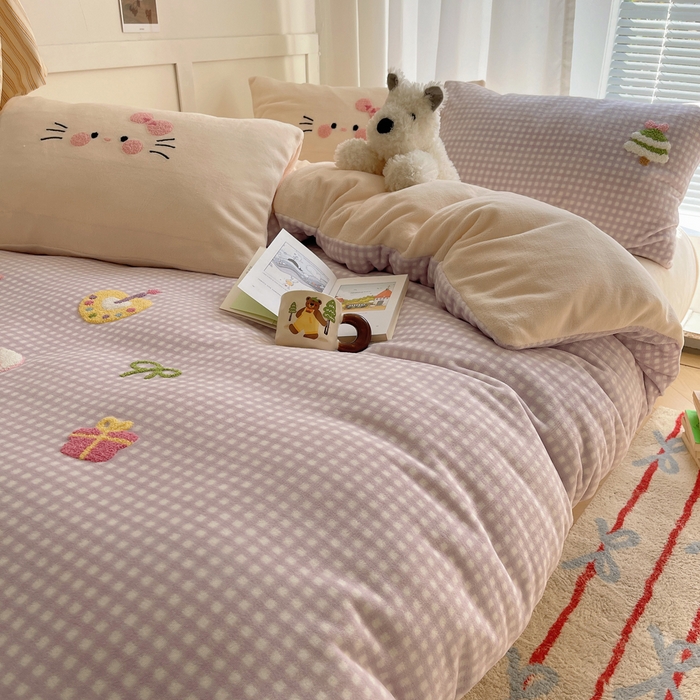 91家纺网 家纺一手货源 找家纺 顾里家纺 2025新款韩系圣诞腊肠狗毛巾绣牛奶绒套件 紫圣诞猫