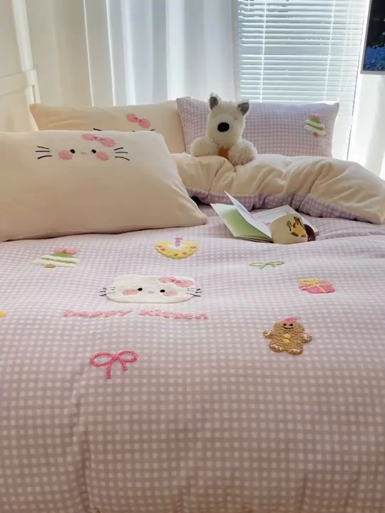 91家纺网 家纺一手货源 找家纺 顾里家纺 2025新款韩系圣诞腊肠狗毛巾绣牛奶绒套件 紫圣诞猫