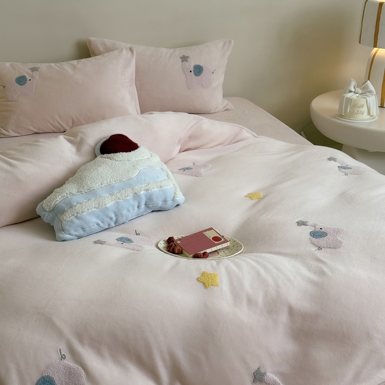 91家纺网 家纺一手货源 找家纺 （总）鹿班家居 2025新款冬季高克重牛奶绒毛巾绣系列四件套-粉红小象（标准会员-10元）