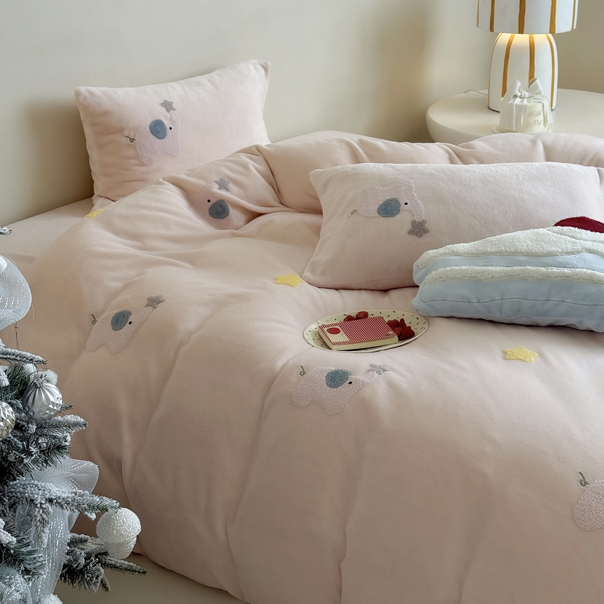 91家纺网 家纺一手货源 找家纺 （总）鹿班家居 2025新款冬季高克重牛奶绒毛巾绣系列四件套-粉红小象（标准会员-10元）