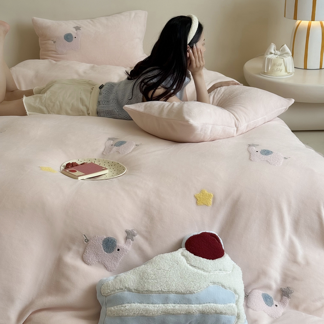 91家纺网 家纺一手货源 找家纺 （总）鹿班家居 2025新款冬季高克重牛奶绒毛巾绣系列四件套-粉红小象（标准会员-10元）