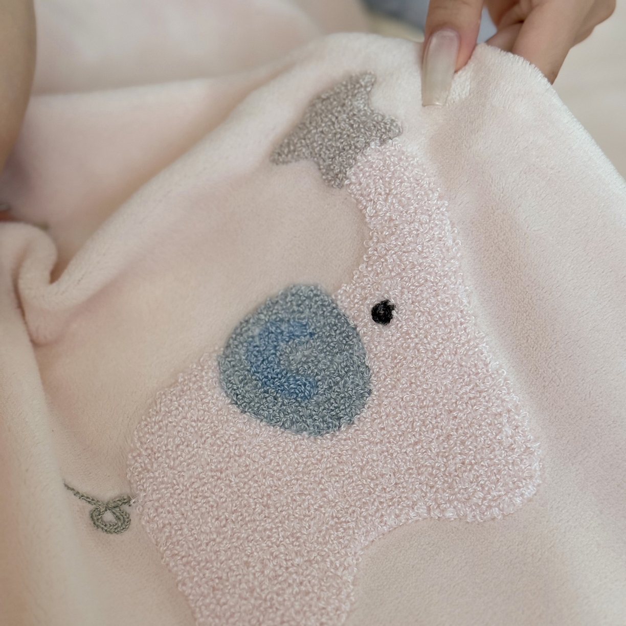 91家纺网 家纺一手货源 找家纺 （总）鹿班家居 2025新款冬季高克重牛奶绒毛巾绣系列四件套-粉红小象（标准会员-10元）