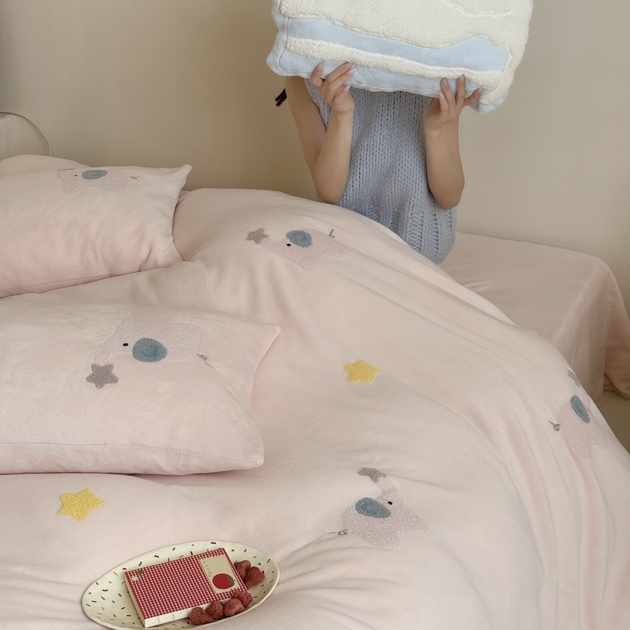 91家纺网 家纺一手货源 找家纺 （总）鹿班家居 2025新款冬季高克重牛奶绒毛巾绣系列四件套-粉红小象（标准会员-10元）