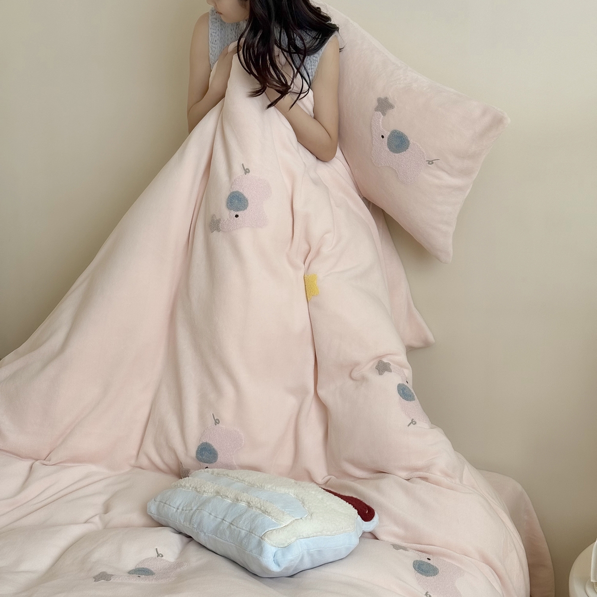 91家纺网 家纺一手货源 找家纺 鹿班家居 2025新款冬季高克重牛奶绒毛巾绣系列四件套-粉红小象（标准会员-10元） 粉色