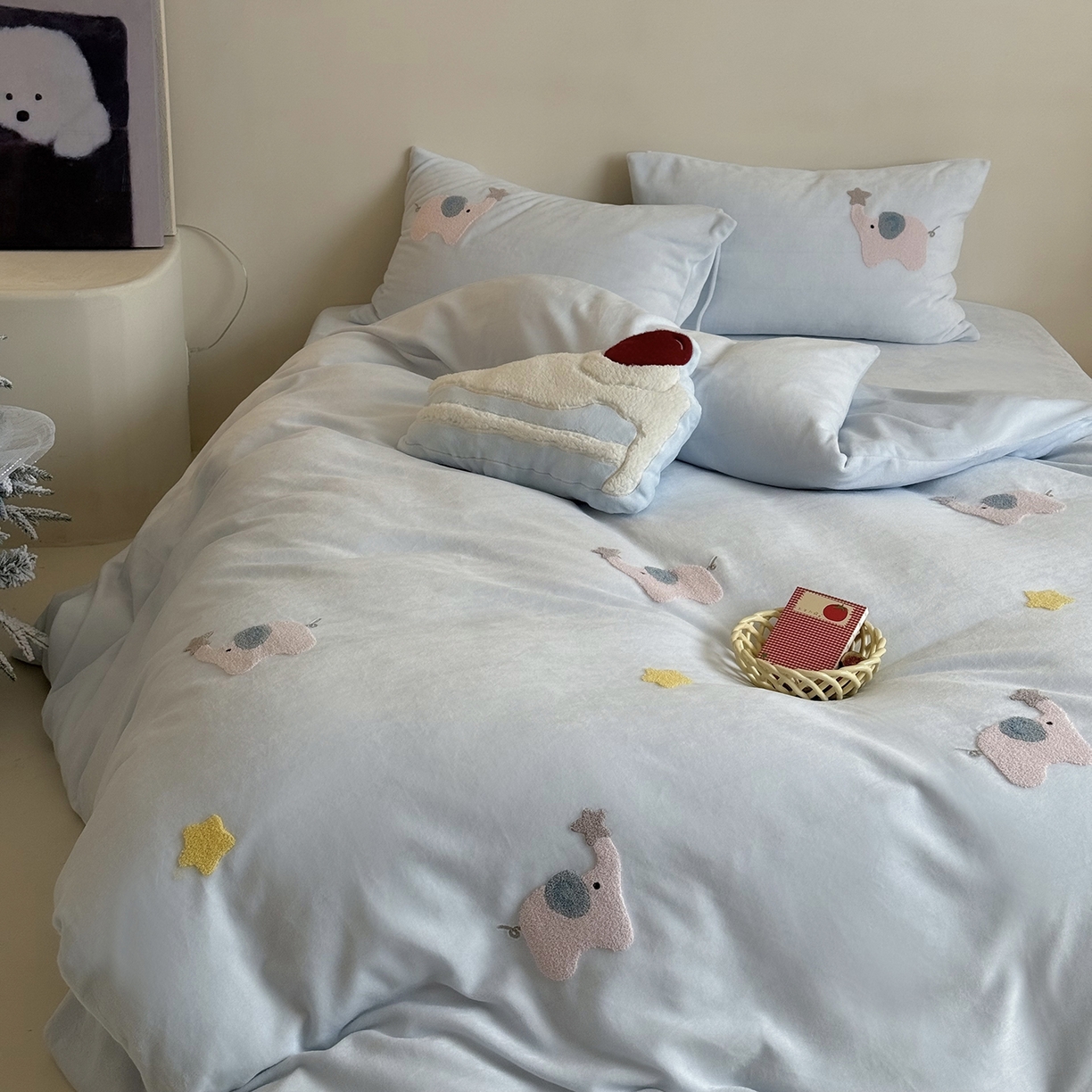 91家纺网 家纺一手货源 找家纺 鹿班家居 2025新款冬季高克重牛奶绒毛巾绣系列四件套-粉红小象（标准会员-10元） 蓝色