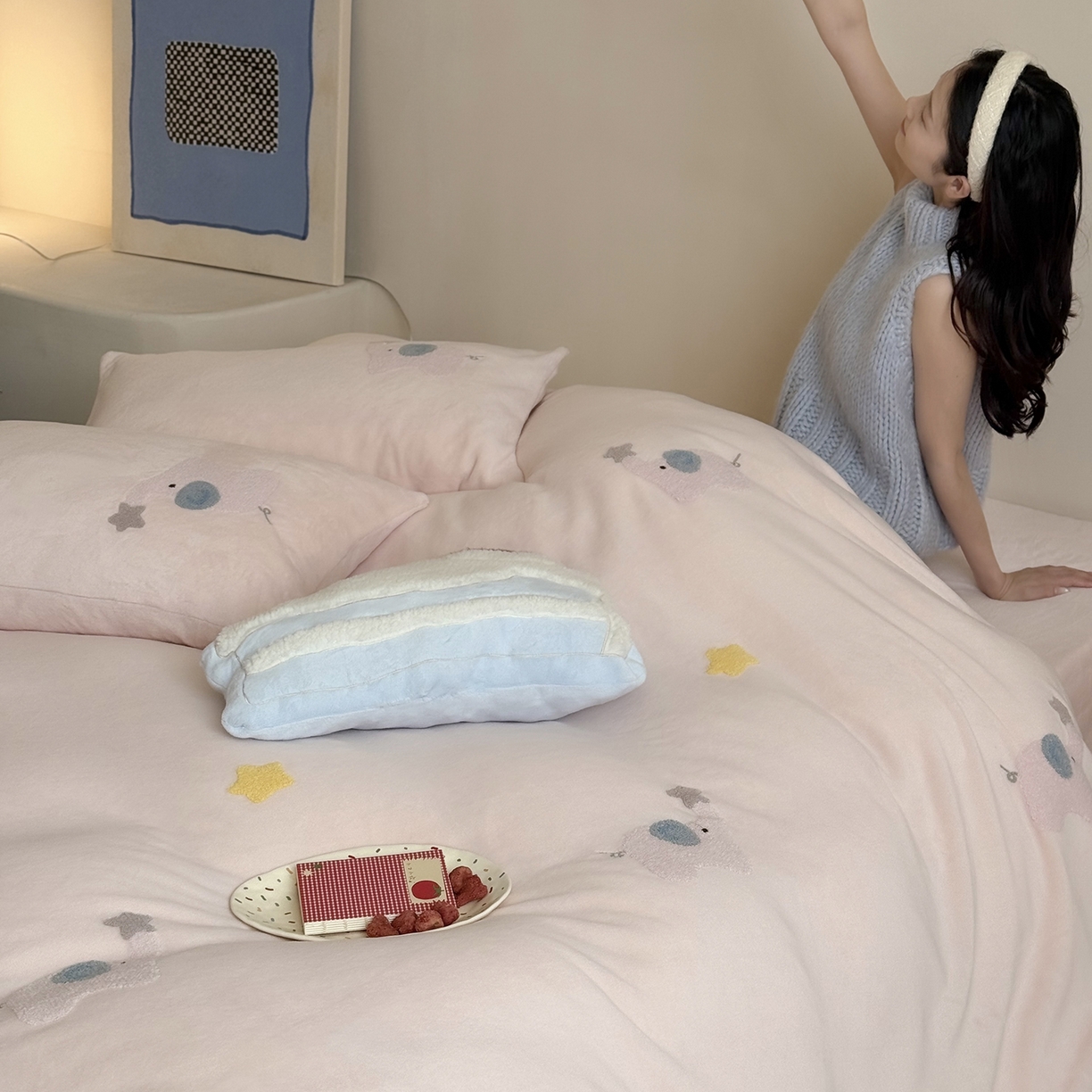 91家纺网 家纺一手货源 找家纺 鹿班家居 2025新款冬季高克重牛奶绒毛巾绣系列四件套-粉红小象（标准会员-10元） 粉色