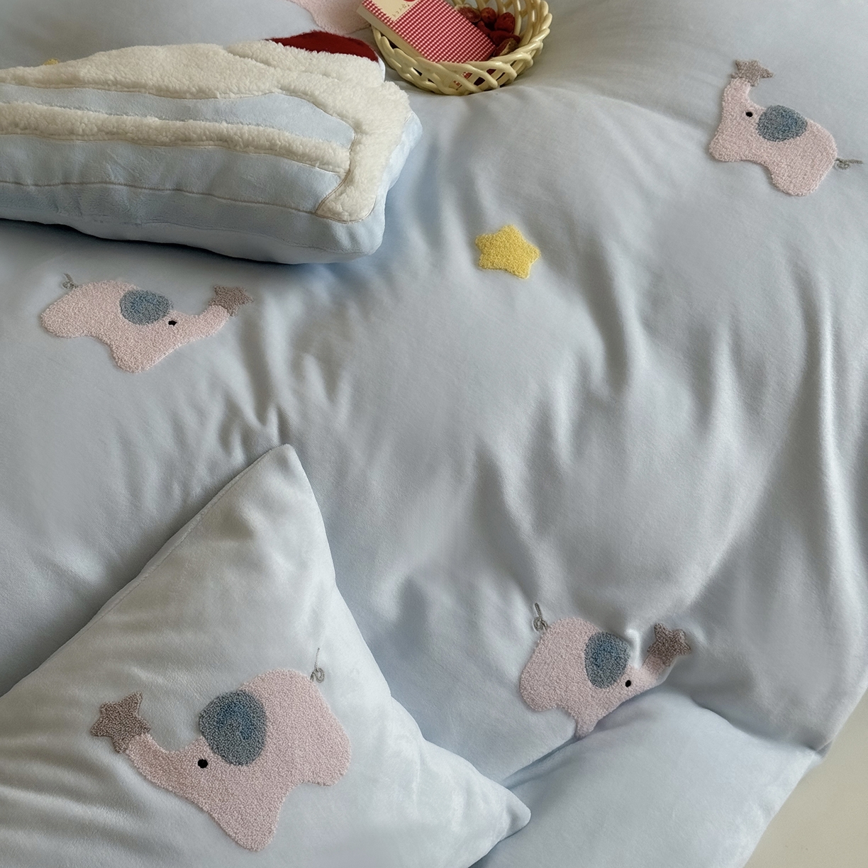 91家纺网 家纺一手货源 找家纺 鹿班家居 2025新款冬季高克重牛奶绒毛巾绣系列四件套-粉红小象（标准会员-10元） 蓝色