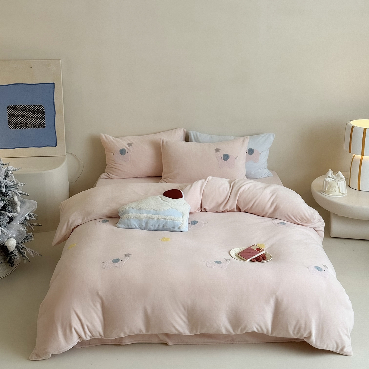 91家纺网 家纺一手货源 找家纺 鹿班家居 2025新款冬季高克重牛奶绒毛巾绣系列四件套-粉红小象（标准会员-10元） 粉色