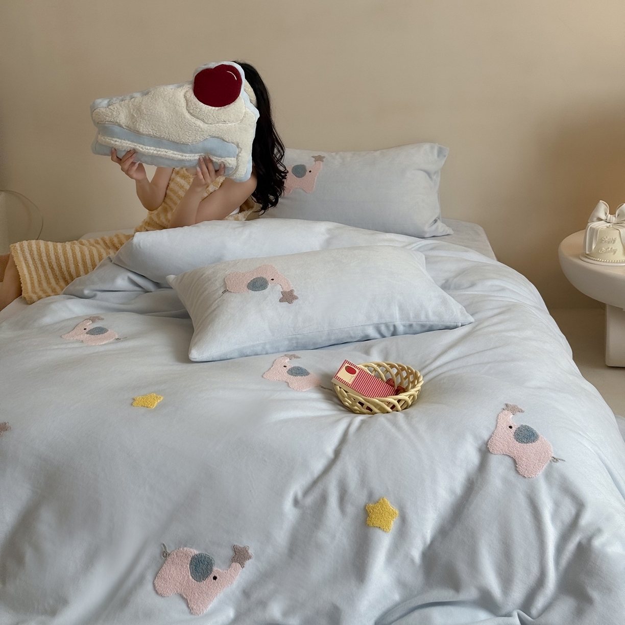 91家纺网 家纺一手货源 找家纺 鹿班家居 2025新款冬季高克重牛奶绒毛巾绣系列四件套-粉红小象（标准会员-10元） 蓝色