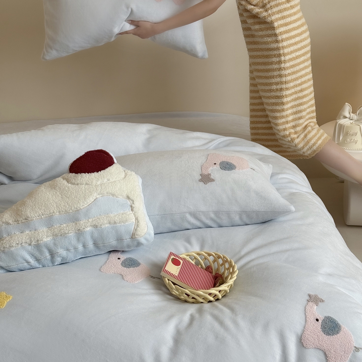 91家纺网 家纺一手货源 找家纺 鹿班家居 2025新款冬季高克重牛奶绒毛巾绣系列四件套-粉红小象（标准会员-10元） 蓝色