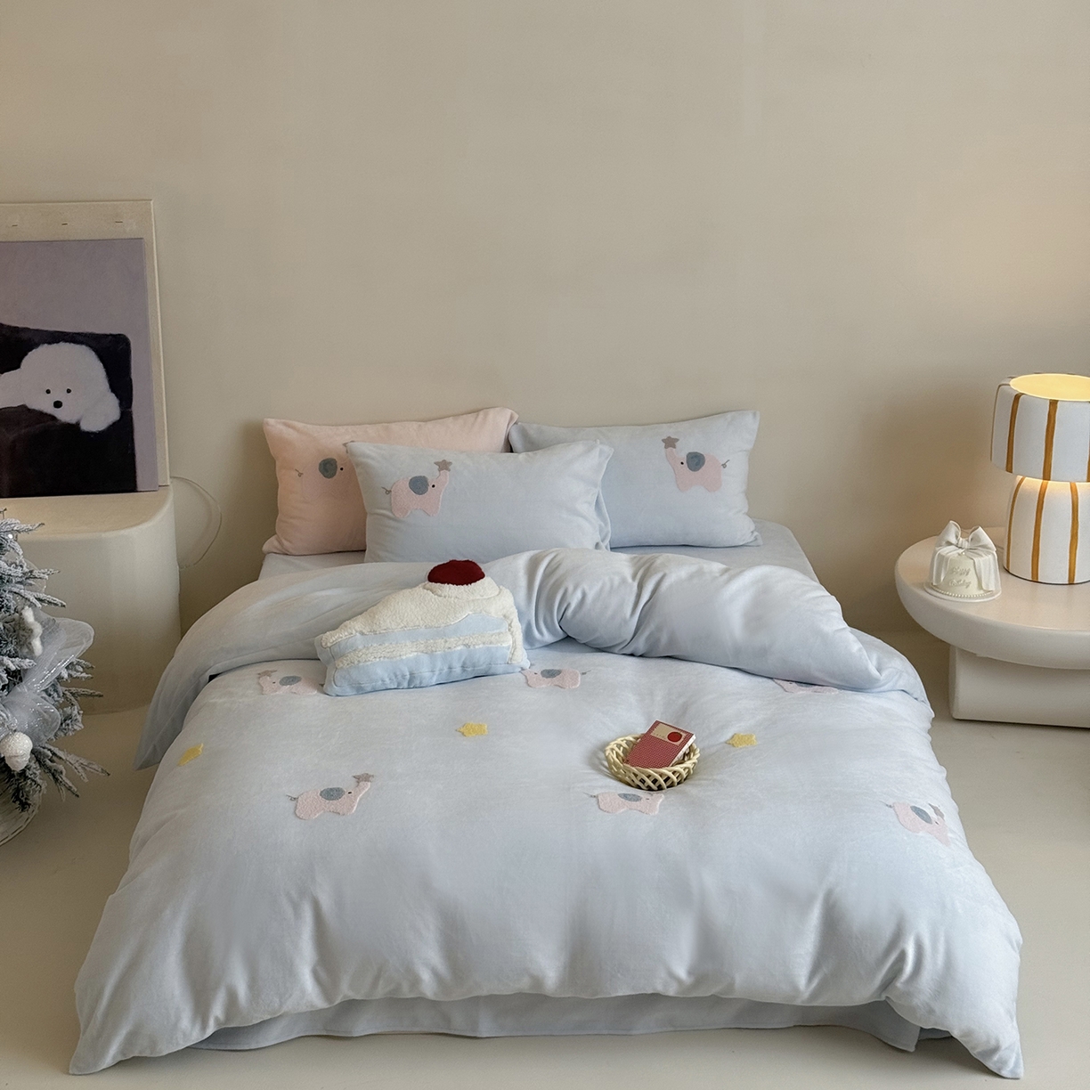 91家纺网 家纺一手货源 找家纺 鹿班家居 2025新款冬季高克重牛奶绒毛巾绣系列四件套-粉红小象（标准会员-10元） 蓝色