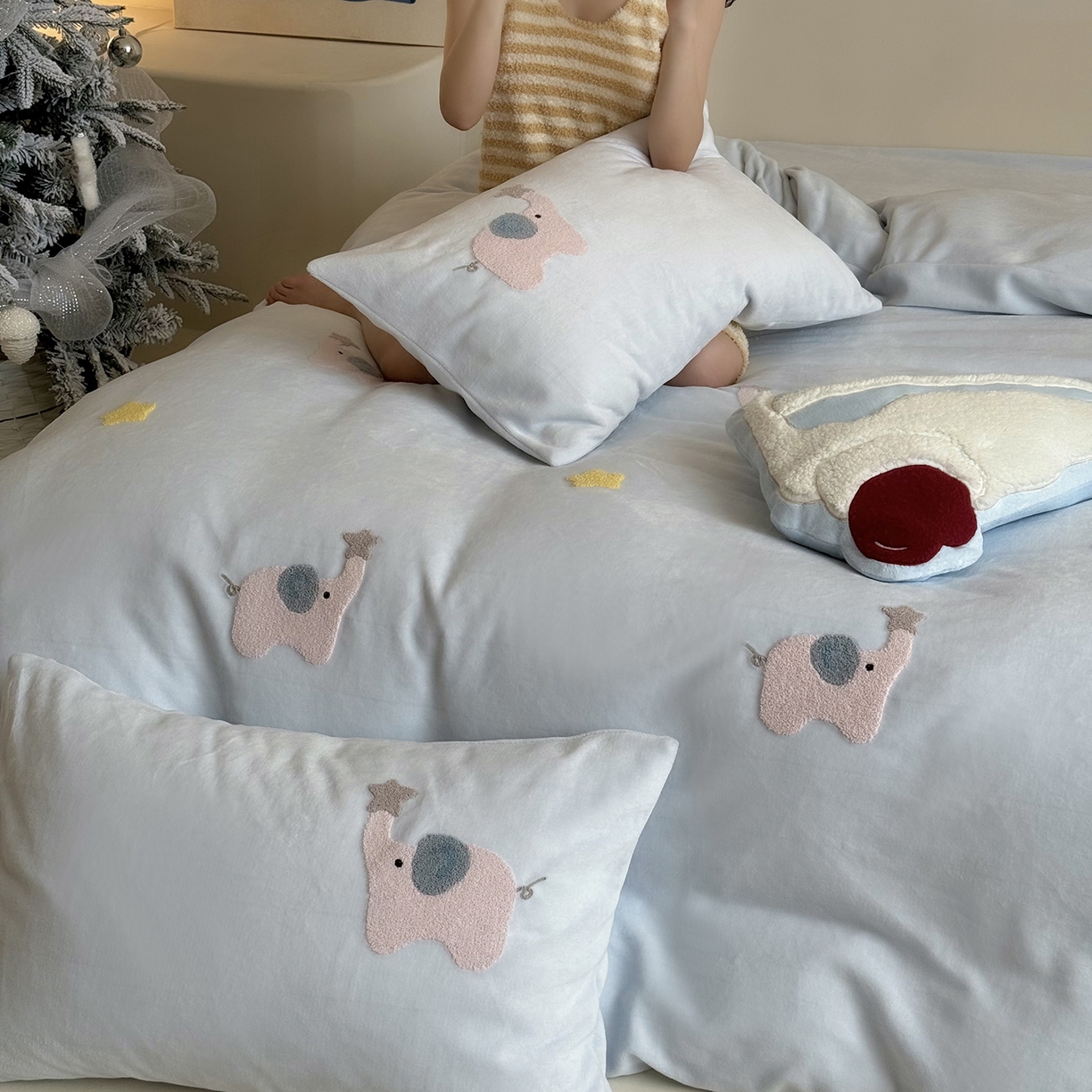 91家纺网 家纺一手货源 找家纺 鹿班家居 2025新款冬季高克重牛奶绒毛巾绣系列四件套-粉红小象（标准会员-10元） 蓝色