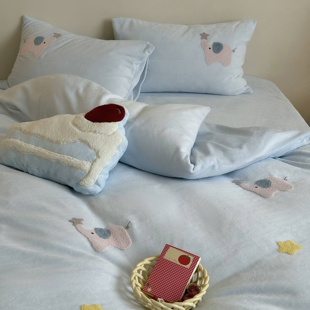 91家纺网 家纺一手货源 找家纺 鹿班家居 2025新款冬季高克重牛奶绒毛巾绣系列四件套-粉红小象（标准会员-10元） 蓝色