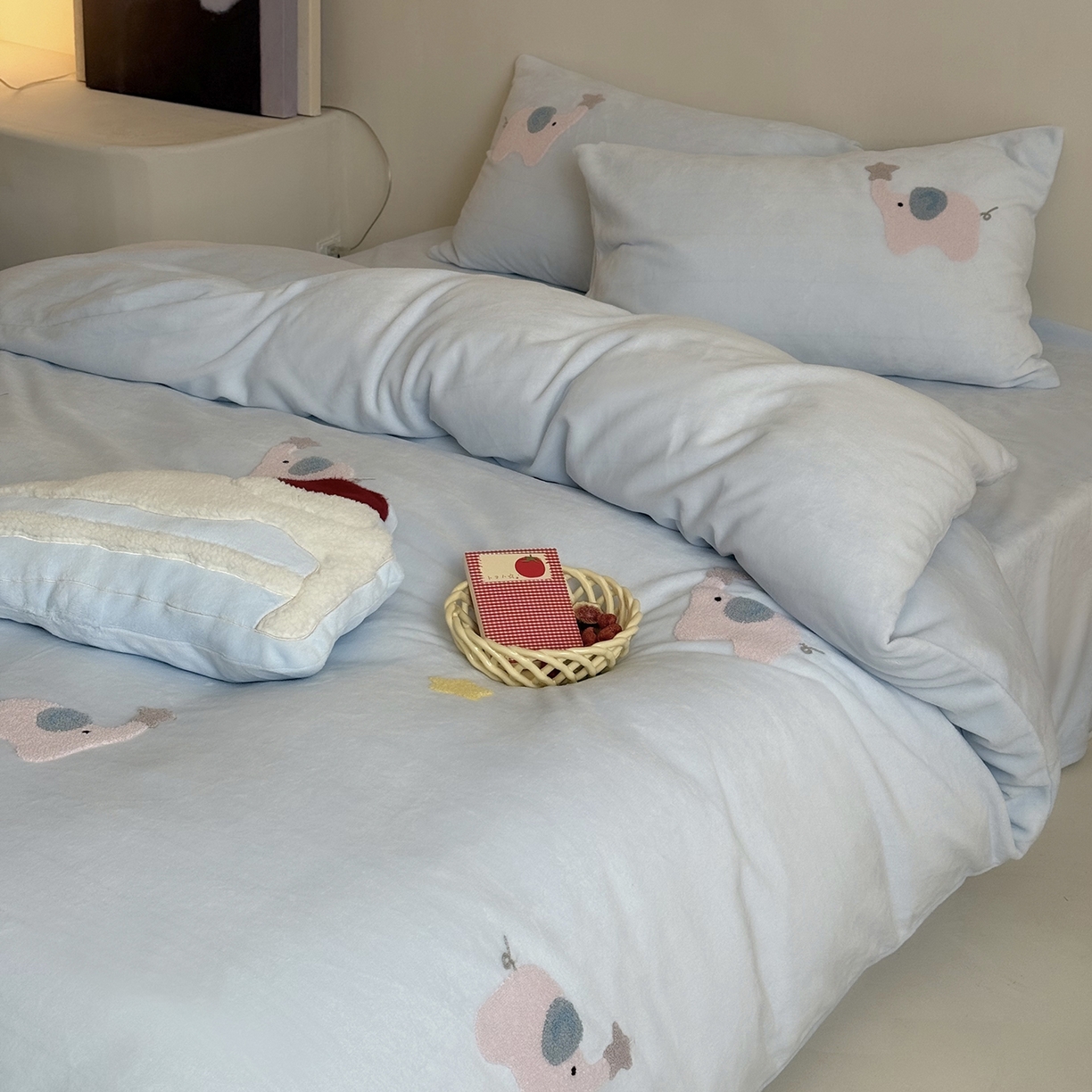 91家纺网 家纺一手货源 找家纺 鹿班家居 2025新款冬季高克重牛奶绒毛巾绣系列四件套-粉红小象（标准会员-10元） 蓝色