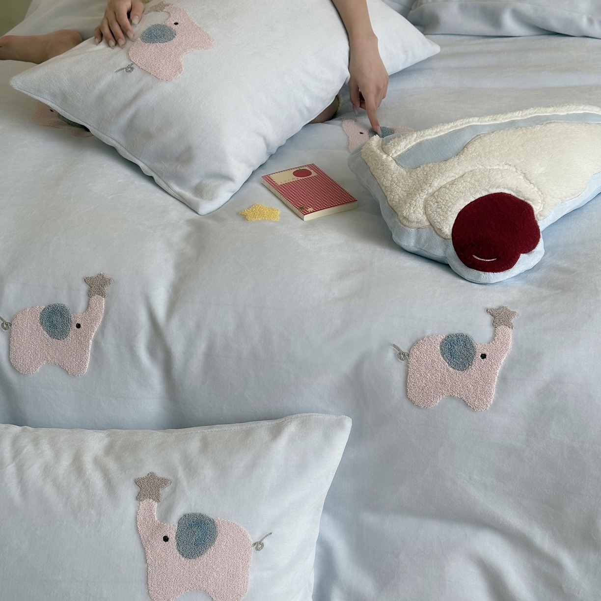 91家纺网 家纺一手货源 找家纺 鹿班家居 2025新款冬季高克重牛奶绒毛巾绣系列四件套-粉红小象（标准会员-10元） 蓝色