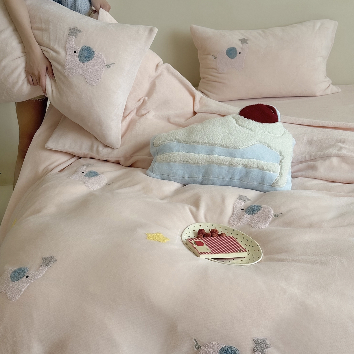 鹿班家居 2025新款冬季高克重牛奶绒毛巾绣系列四件套-粉红小象（标准会员-10元） 粉色